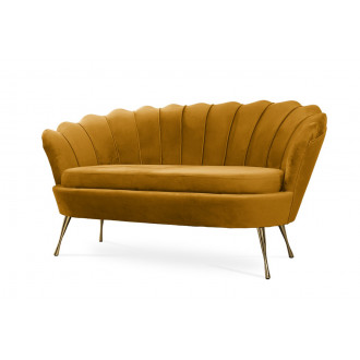 Wygodna sofa tapicerowana Muszelka do salonu / miodowa noga złota